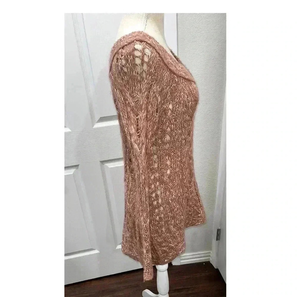 Free People Open knot Scoop neck sweater with flared sleeves, pink and white - Picture 4 of 10